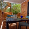 Tavolo da pranzo con decorazioni su una veranda di legno.