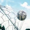 Pallone da calcio colpisce una rete nel cielo.