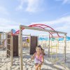 Gioco su sabbia in spiaggia con bimbi.