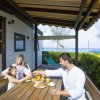 Famiglia colazione all'aperto davanti al mare.
