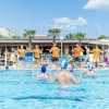 Lezione di acquagym in piscina all'aperto.
