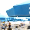 Ombrelloni blu con scritta 