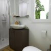 Bagno con cabina doccia e finestra luminosa.