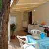 Veranda esterna con tavolo apparecchiato.