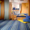 Interno di una casa mobile con letto matrimoniale, dinette e letti a castello.