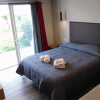 Una camera da letto con letto matrimoniale e asciugamani.