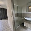 Bagno moderno con doccia e lavandino.