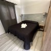 Camera da letto con letto matrimoniale e lampade.