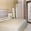 Una camera con letto matrimoniale, armadio, balcone e vista esterna.