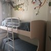 Camera con letto a castello, decorata con disegni di animali e piante.