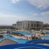 Vista di un complesso con piscine all'aperto e persone che nuotano.