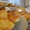 Diversi dolci su un tavolo, tra cui qualche brioche e ciambelle.
