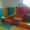 Un'area giochi per bambini con blocchi colorati e una piccola casetta.