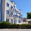 Edificio bianco e blu con balconi e insegna 