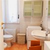 Un bagno con lavabo, wc e lavatrice.