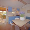 Interno di una casa mobile con tavolo e cucina.