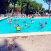 Persone in piscina partecipano ad un'attività di gruppo.