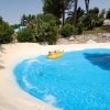 Due persone su un gommone in una piscina con curve.