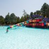 Piscina con scivoli colorati e giochi d'acqua.