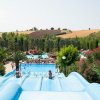 Scivoli d'acqua azzurri con vista su piscina e colline.