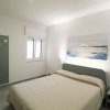 Camera da letto con letto matrimoniale e quadro.