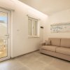 Soggiorno luminoso con divano beige e arte murale.
