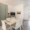 Sala moderna con tavolo da pranzo e TV.