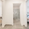 Corridoio con bagno tra due camere da letto.