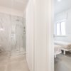 Bagno e camera visti dall'ingresso.