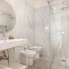 Bagno moderno con doccia e lavabo.