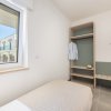Camera con finestra, armadio e letto.