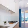Cucina moderna con vista sul mare da una veranda.