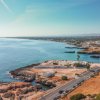 Vista costa con mare e strada.