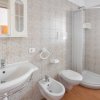 Bagno moderno con doccia e bidet.