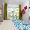 Interno di una camera con letto e accesso a un patio esterno.