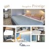 Camera da letto elegante con letto matrimoniale, tessuti blu e dettagli curati.