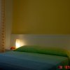 Letto matrimoniale con lampade su comodini.