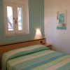 Camera con letto a righe e lampada accesa.
