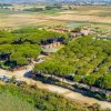 Panoramica di un campeggio con alberi e terreni agricoli.