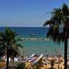 Spiaggia con palme e mare, vista dall'alto.