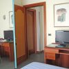 Camera con TV, porta aperta e specchio.