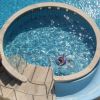 Vista dall'alto di una piscina circolare con una persona all'interno.