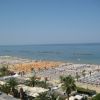 Vista aerea di una spiaggia affollata.