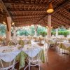 Ristorante all'aperto con tavoli apparecchiati.