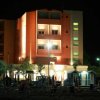Hotel illuminato di notte vicino alla spiaggia.