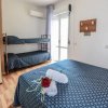 Camera con letto matrimoniale e letti a castello.