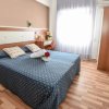 Camera con letto matrimoniale e luce naturale.