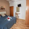 Camera con letto matrimoniale e letti a castello.