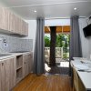 Cucina moderna con portafinestre verso il balcone.