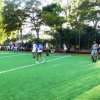 Campo sportivo all'aperto con persone che giocano.